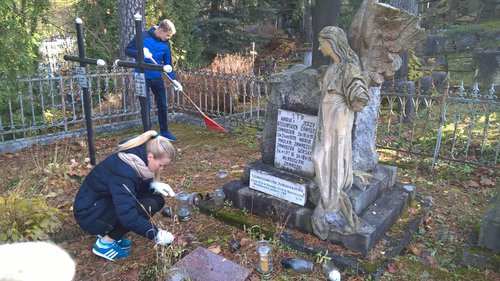 Wileńscy studencji UwB porządkują polski cmentarz na Rossie