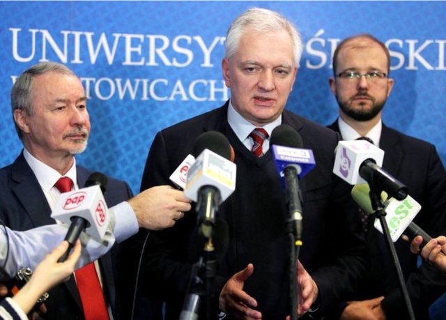 Od lewej: prof. Wiesław Banyś, przewodniczący KRASP, rektor UŚ, wicepremier Jarosław Gowin, minister Piotr Dardziński. Fot. PAP. Źródło:  http://naukawpolsce.pap.pl/aktualnosci/news,408065,gowin-zapowiedzial-plan-prac-nad-nowa-ustawa-o-szkolnictwie-wyzszym.html