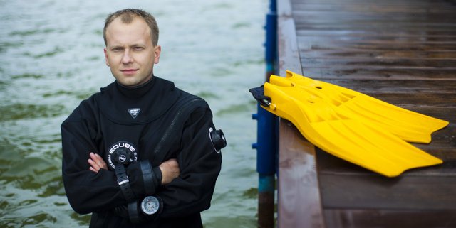 Laureat konkursu IMPULS, Łukasz Nowak z Instytutu Podstawowych Problemów Techniki PAN w Warszawie, który chce stworzyć system akustycznej komunikacji podwodnej, umożliwiający prowadzenie rozmów głosowych pod wodą przez nurków. Fot.: www.fnp.org.pl/