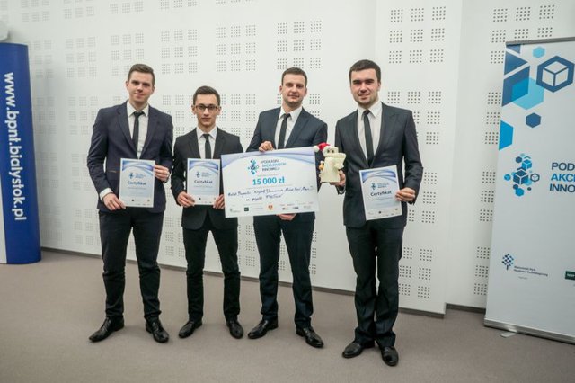 Finał konkursu Podlaski Akcelerator Innowacji 2014 w Białostockim Parku Naukowo-Technologicznym. Zwycięska drużyna, od lewej: Marcin Joka, Krzysztof Dziemiańczuk, Michał Bogucki, Michał Grześ. Fot. Paweł Tadejko