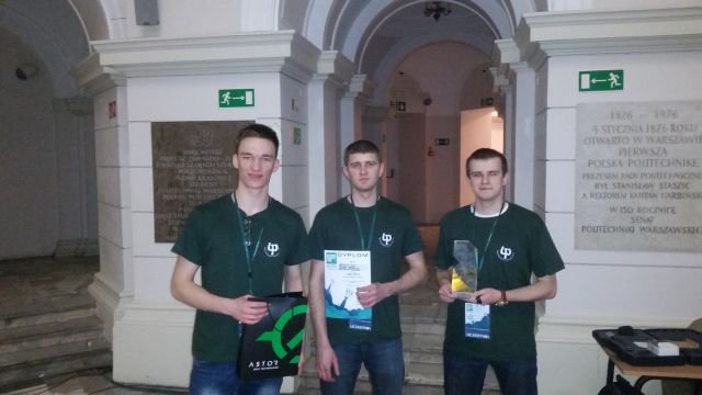Najlepsza drużyna w kategorii robotów Sumo (od lewej) - Dariusz Daniszewski, Mateusz Czega oraz Krzysztof Matus