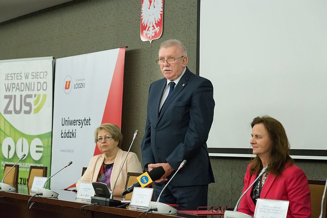 Od lewej: prof. B. Urbaniak, kierownik Katedry Pracy i Polityki Społecznej UŁ, prof. A. Różalski, rektor UŁ, prof. G. Uścińska, prezes ZUS. Fpt. M. Andrzejewski, Centrum Promocji UŁ