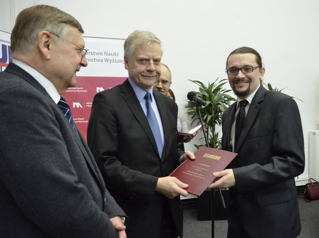 Nagrodę z rąk prof. Aleksandra Bobko, sekretarza stanu w MNiSW, odbiera laureat I nagrody dr Dominik Szulc
Fot. Stefan Ciechan